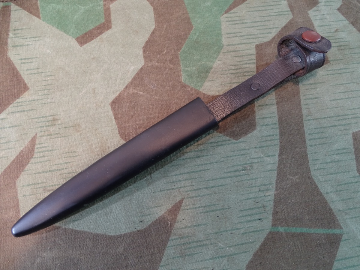 Original Scheide für Grabendolch/ Kampfmesser, Lederlasche mit Druckknopf, Scheide schwarz lackiert. 