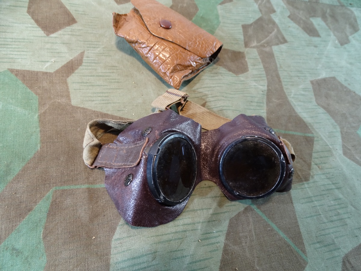 Wehrmacht Staubbrille, / Kradfahrerbrille. Braunes Leder. Getönte Gläser. Ersatzstoff Schutzhülle Wehrmacht Staubbrille, / Kradfahrerbrille. Braunes Leder. Getönte Gläser. Ersatzstoff Schutzhülle