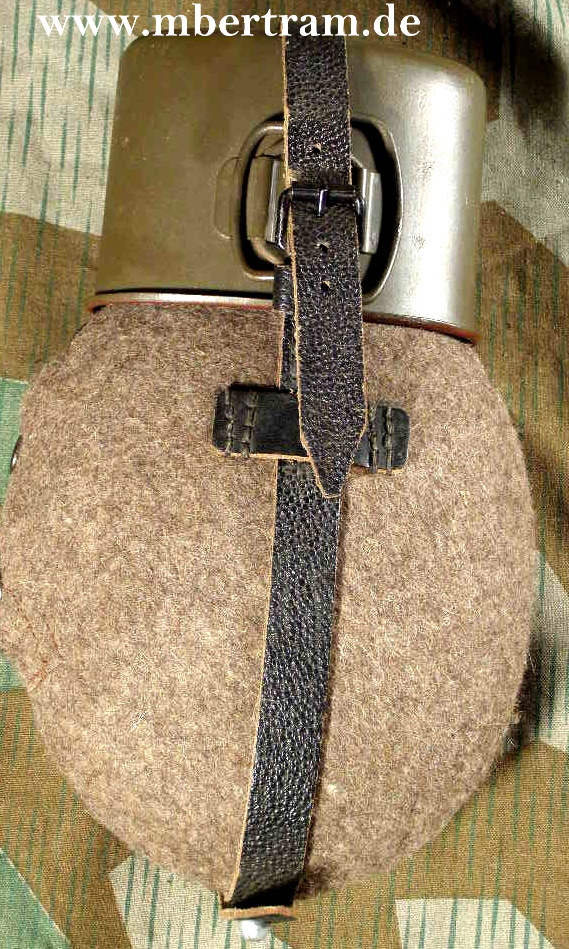 WH Emaillierte Feldflasche, Stahlbecher, spätes Kriegsmodell