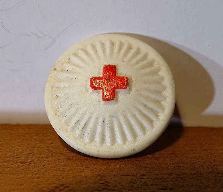 DRK Deutsches Rotes Kreuz Porzellan Abzeichen an Nadel