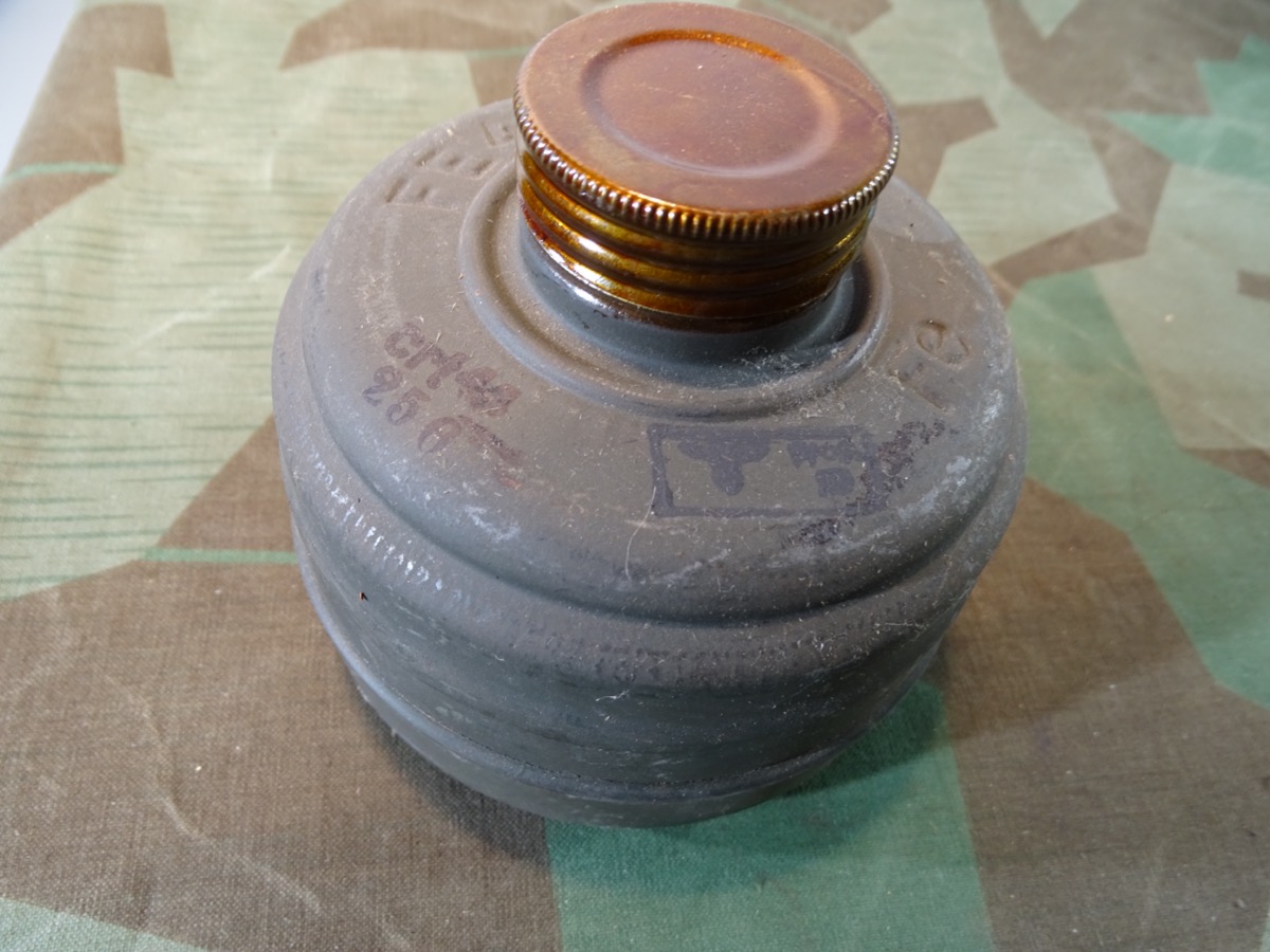 Gasmasken Filter FE 41 Wehrmacht, unbenutzt ! mit 2 Verschlüssen, 1944, "crt" Schwäb. Gmünd