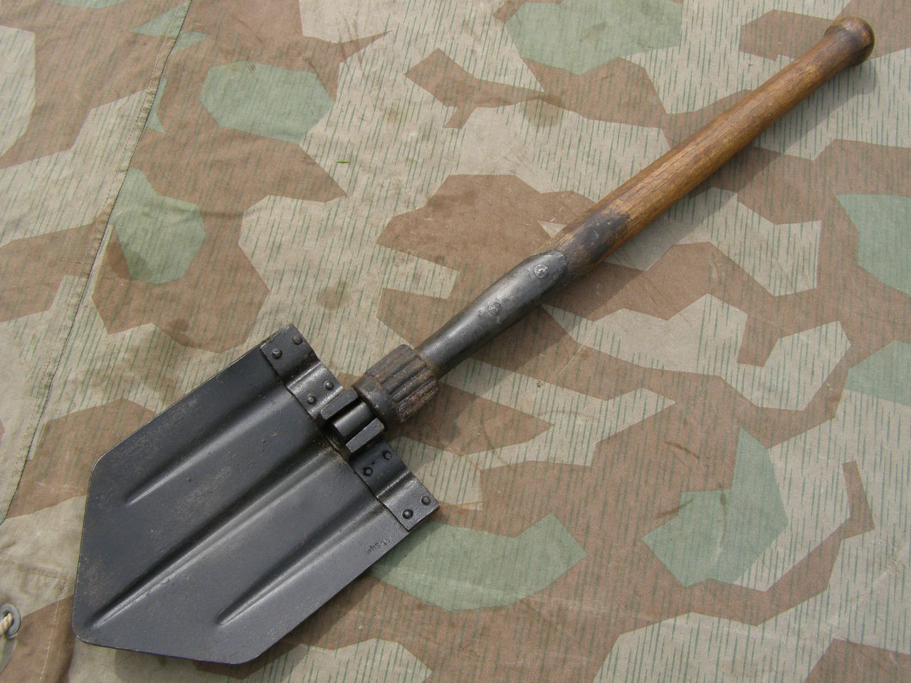 Wehrmacht Klappspaten mit Bakelitschraube