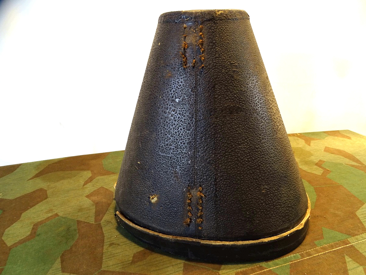 Transportkoffer für eine Pickelhaube ohne Riemen