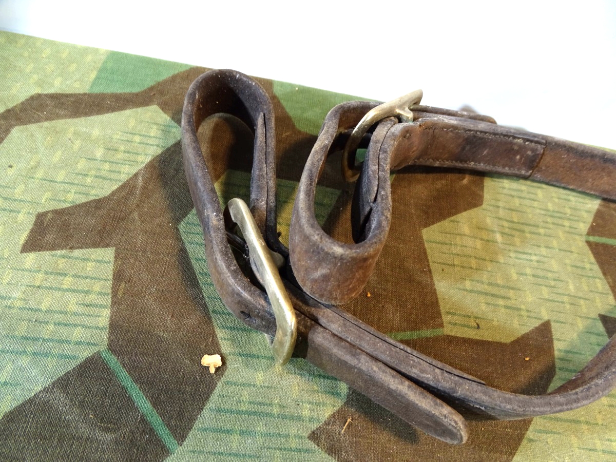 2 lange und 6 kurze Riemen, Pferdegeschirr, Kavallerie Zubehör aus Wehrmachtsnachlass, teils gestempelt