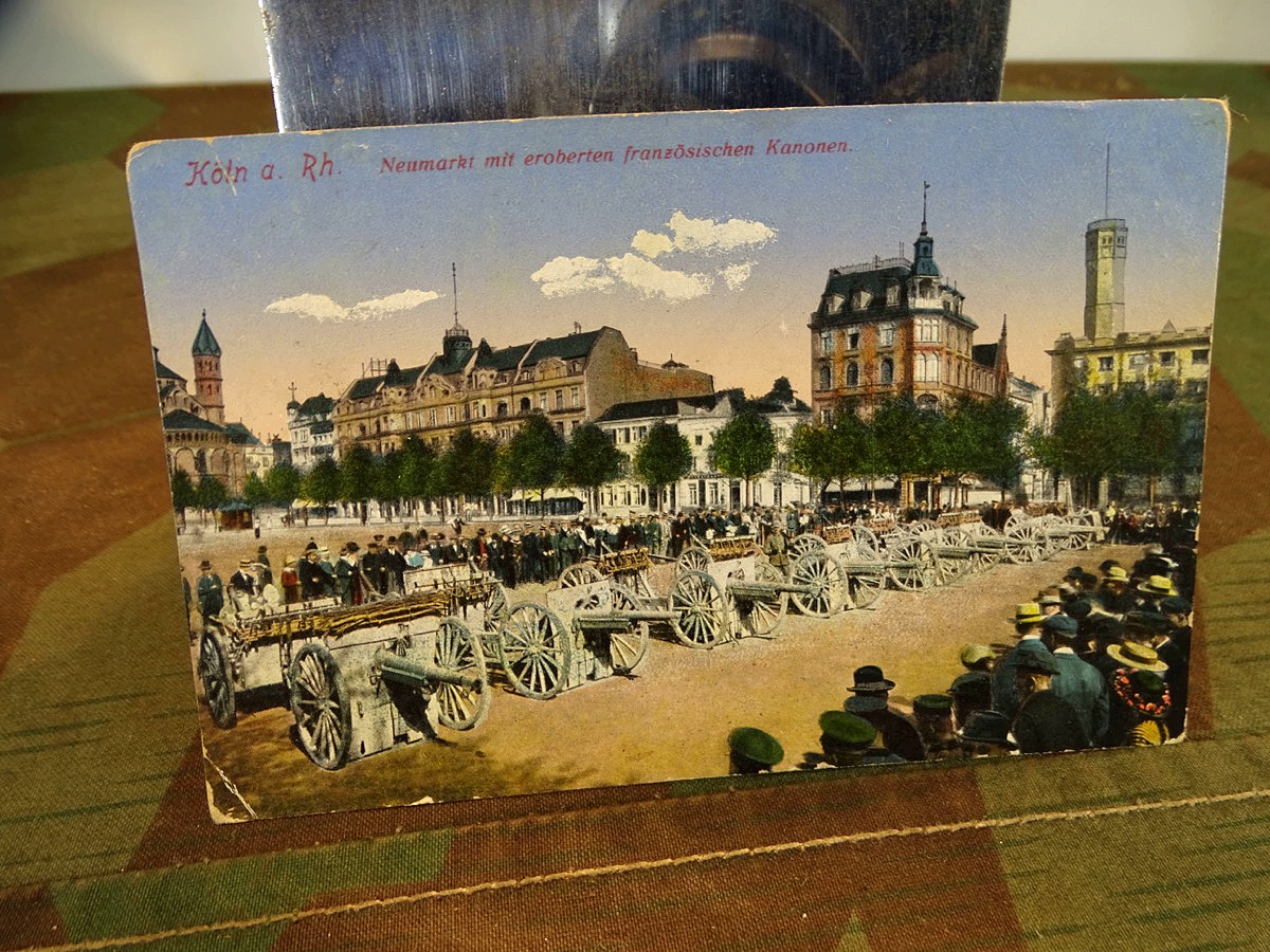 Postkarte Köln am Rhein, Neumarkt mit eroberten franz. Geschützen 1915. 