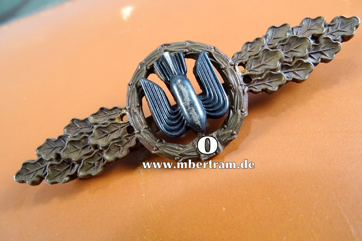 Frontflugspange für Kampfflieger in Bronze Buntmetall bronziert, die Bombe brüniert