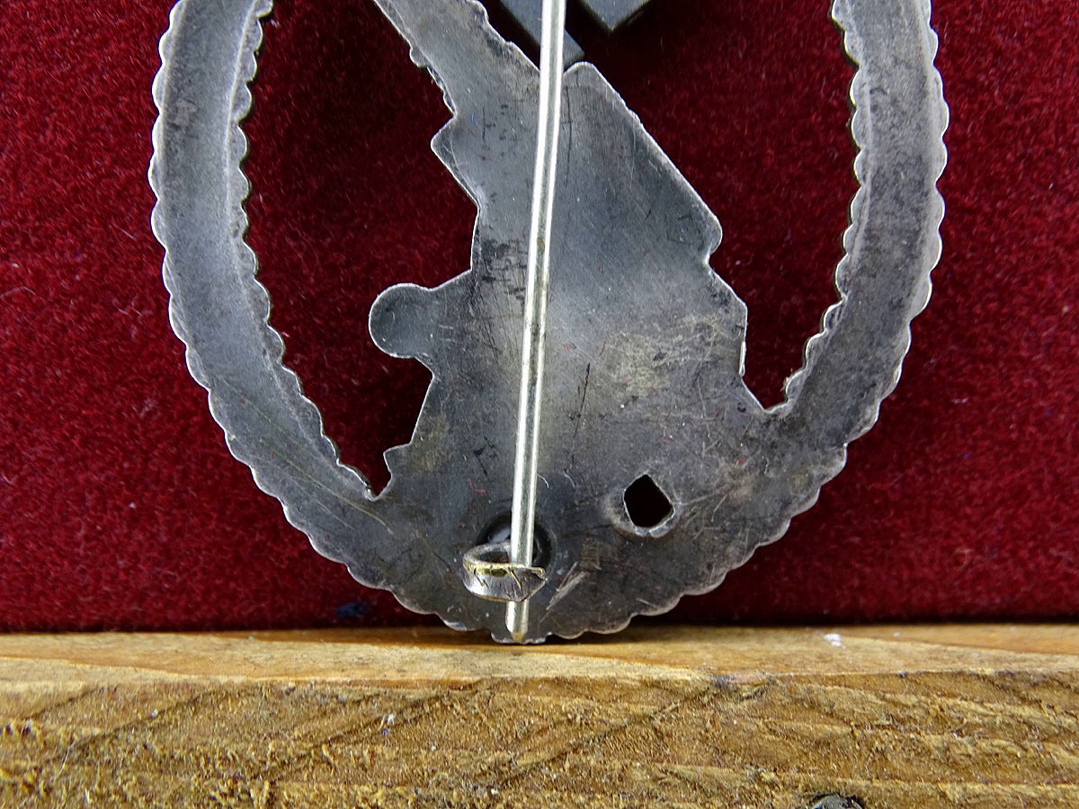 Flakkampfabzeichen der Luftwaffe Buntmetall, versilbert, getönt, mit Kugelkopf Scharnier Flakkampfabzeichen der Luftwaffe Buntmetall, versilbert, getönt, mit Kugelkopf Scharnier
