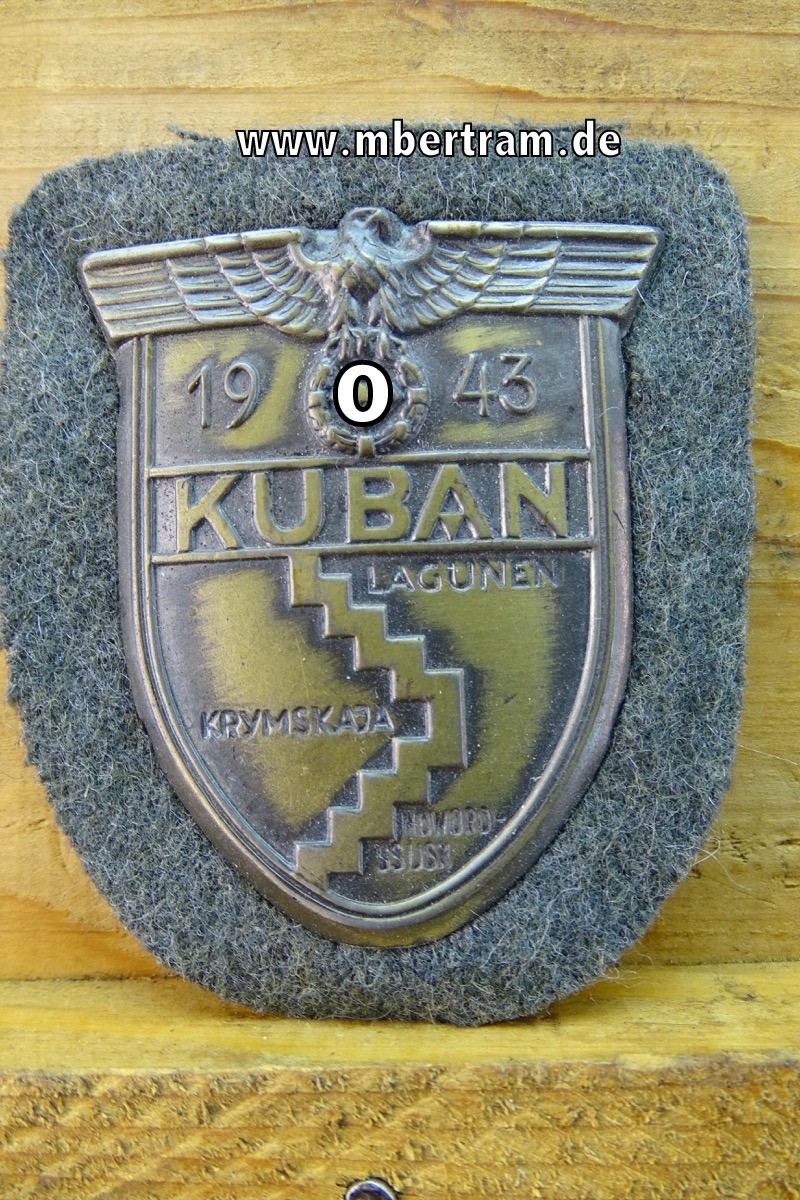 Kubanschild 1943, Eisen magnetsich, bronziert, Gegenplatte und Papierabdeckung