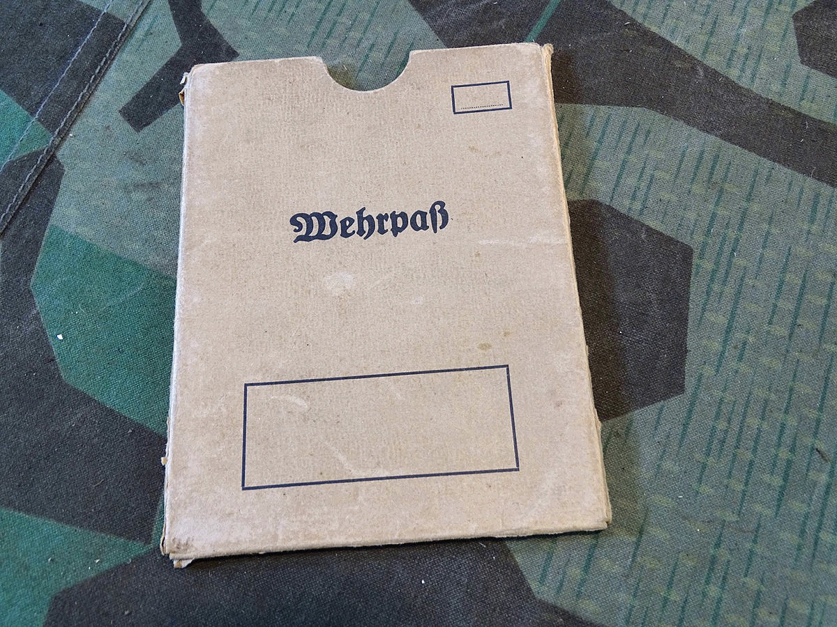 Wehrmacht Wehrpass Hülle, heller Karton mit Aufdruck. Druckerei E.Seger Stuttgart