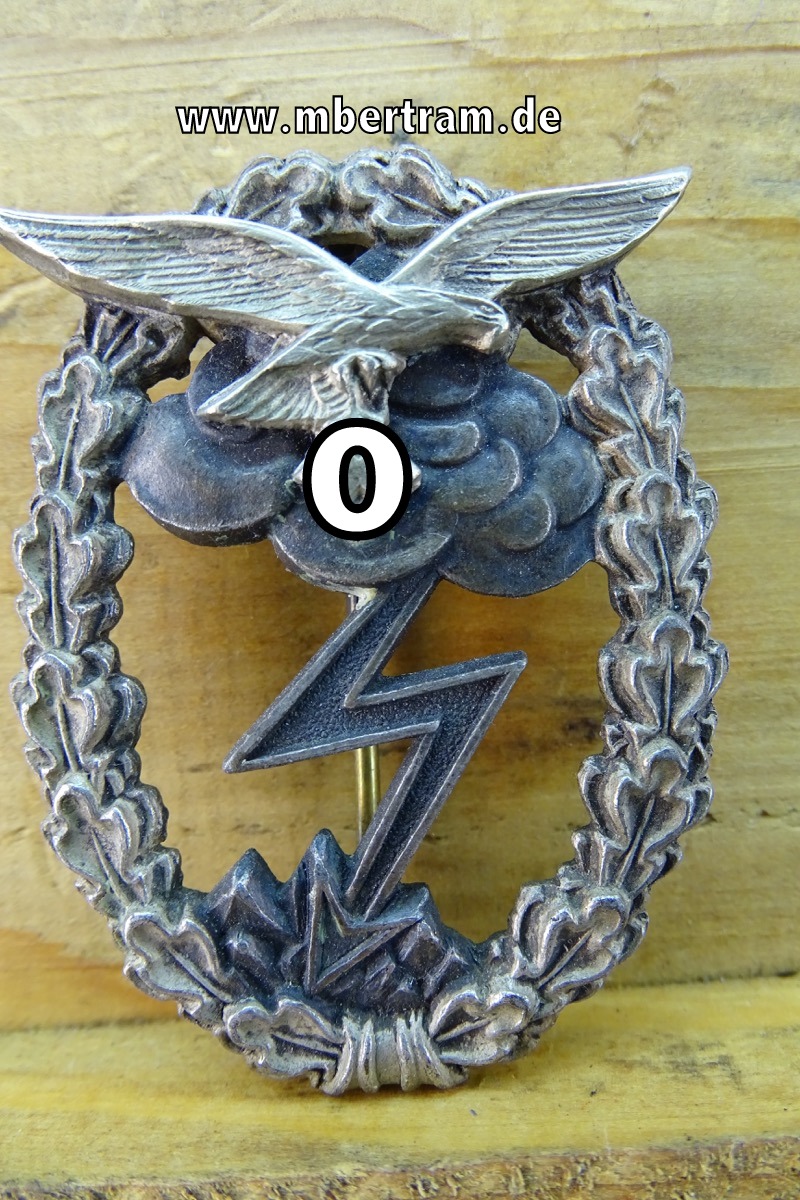 Erdkampfabzeichen der Luftwaffe, Feinzink Juncker, aufgelegter Adler