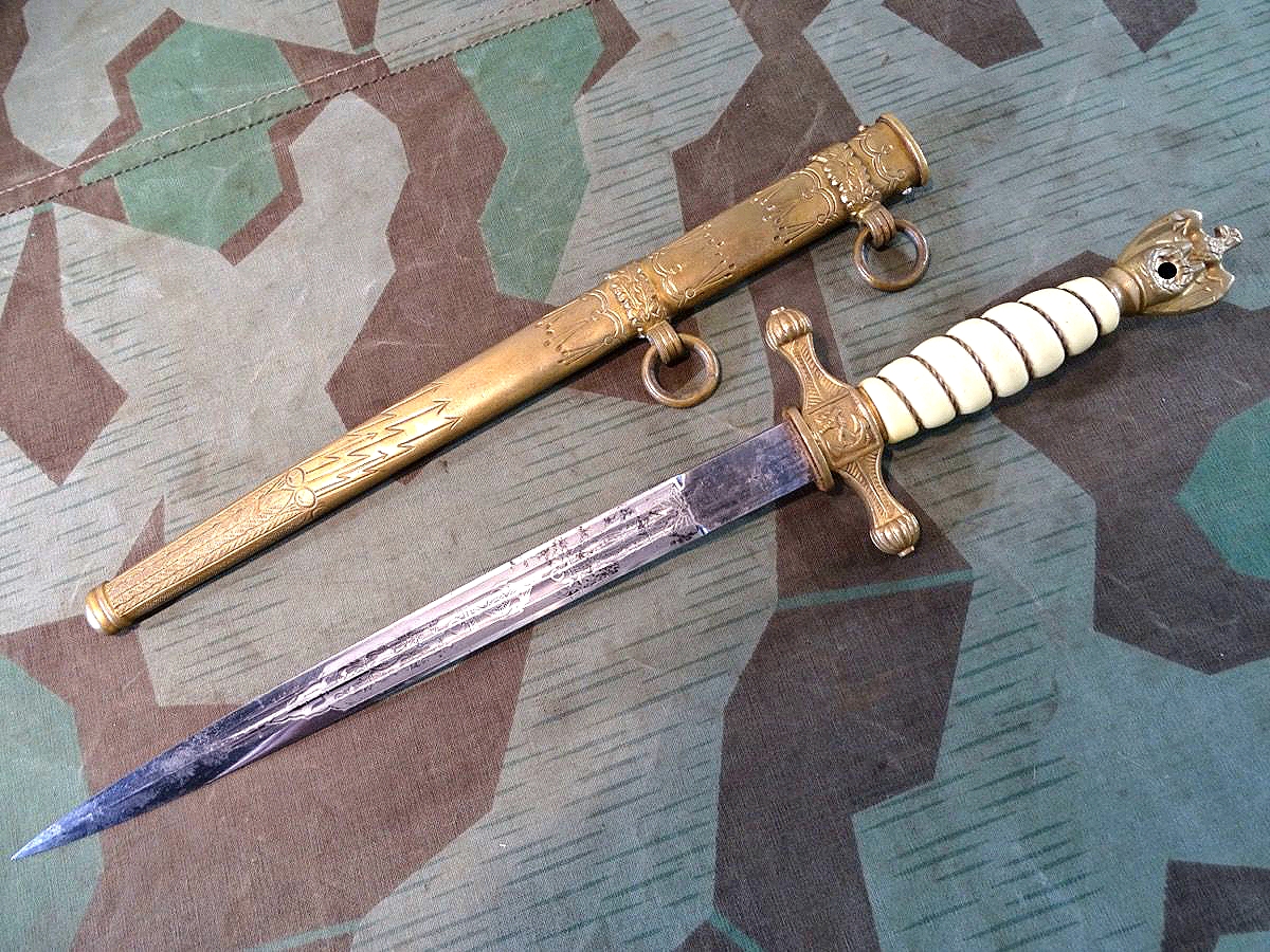 Kriegsmarine Offiziersdolch Original Eickhorn Solingen ( Kriegs Modell 1942-45) mit Klingenätzung, Blitzscheide, getragen. 
