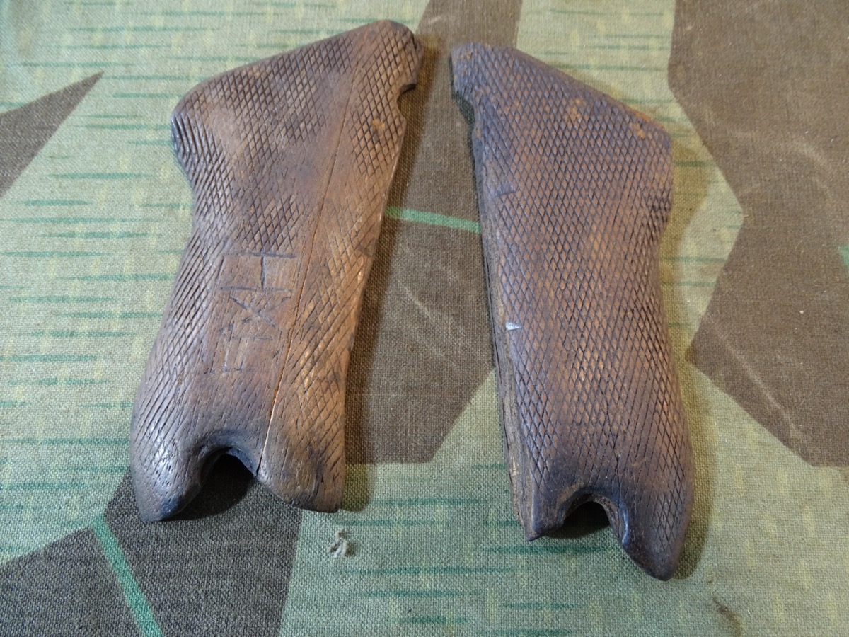 Pärchen originale Holz Griffschalen für P 08, stark getragen, eine Schale gerissen. 