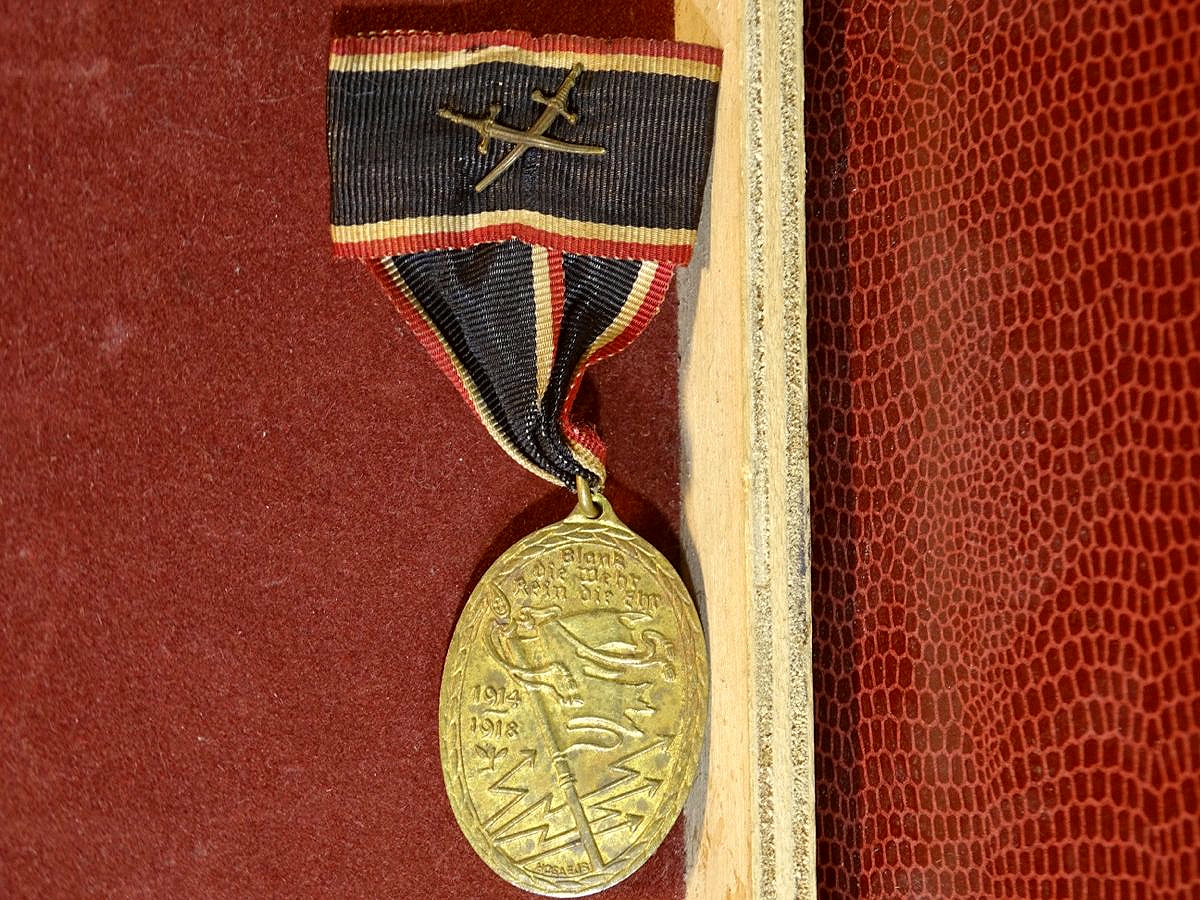 Kriegsdenkmünze des Kyffhäuser Bundes 1914/1, am konfektionierten Band mit Schwertern und Nadel