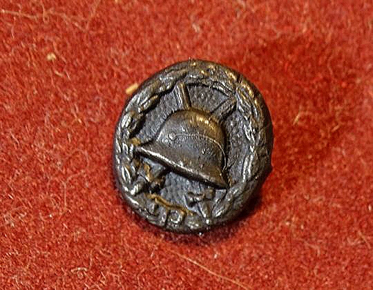 11,5 mm Miniatur des Verwundeten Abzeichens 1914 in schwarz zum aufklammern auf Bandspange.