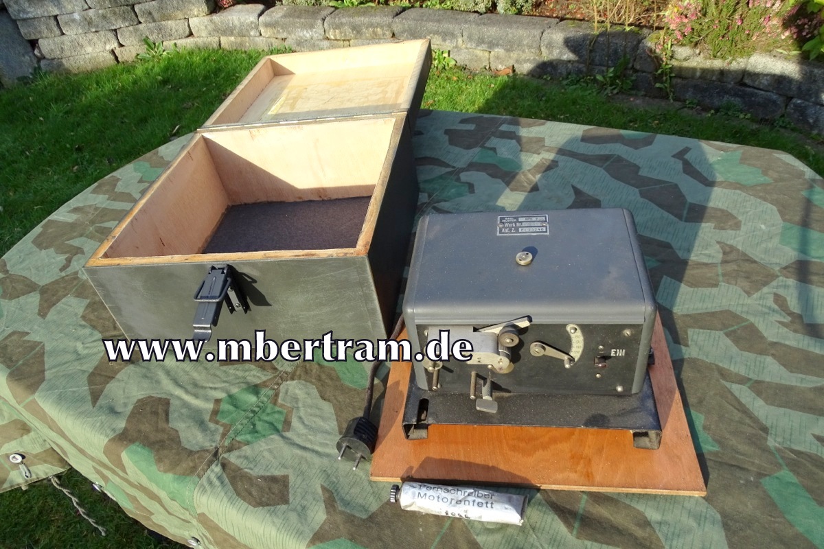 Morseschreiber MS 2 der Luftwaffe, Inventar Nummer : "FL 25240" in Holzkasten