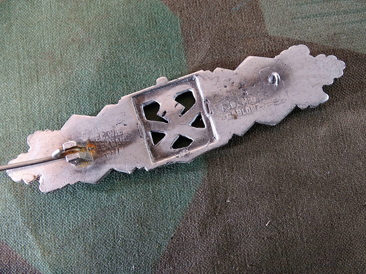 Replik: Nahkampfspange des Heeres in Silber, Hst.: Peekhaus Berlin-  Ausf. AGMu.K Gablonz. 