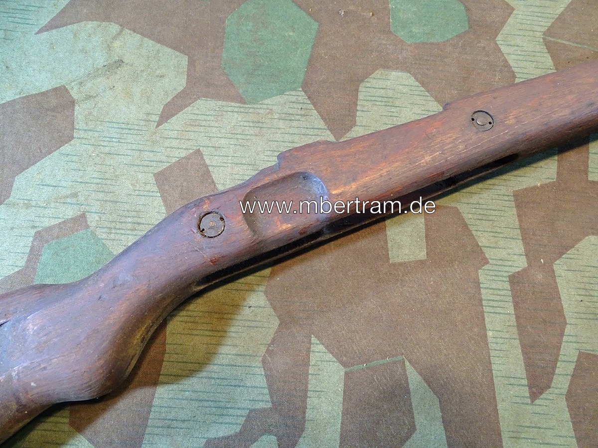 21006-3 Späte K 98 Schäftung, Wehrmacht, Kriegsfertigung Schichtholz mit Beschlägen u.Oberholz