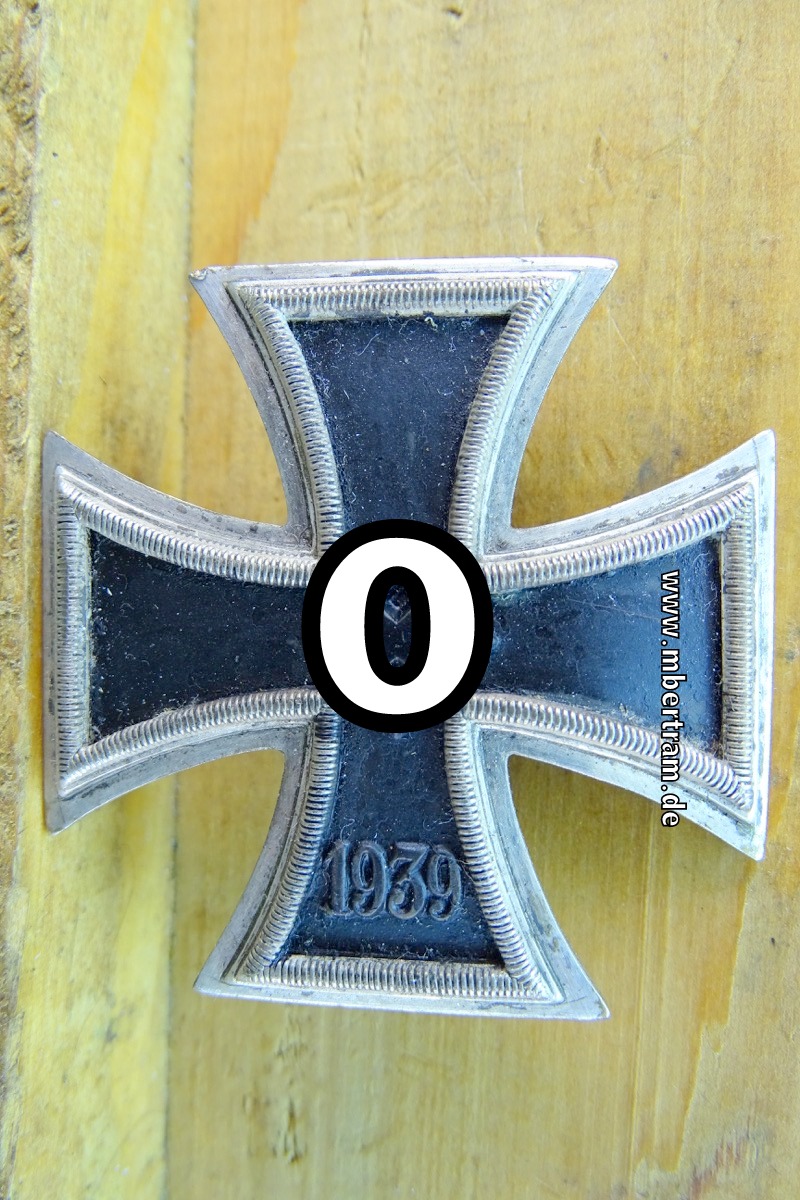 Eisernes Kreuz 1939 1. Klasse, ohne Hersteller  Marke mit Geschosstreffer