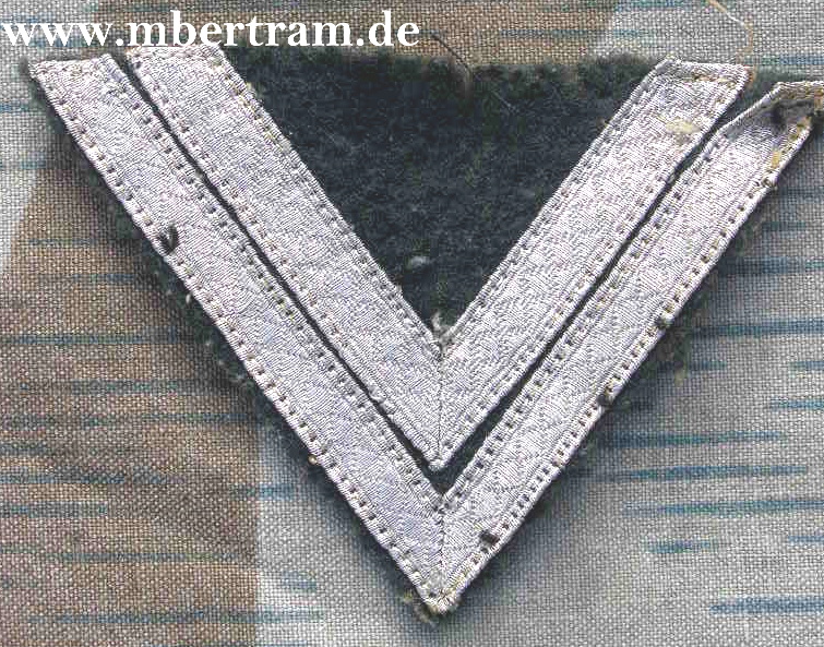 8827-1 Ärmelwinkel Wehrmacht Obergefreiter, auf dunkelgrün