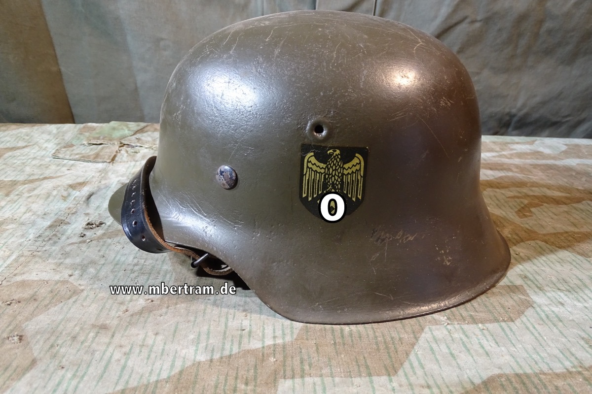 Wehrmachts Stahlhelm, M 42:  Glocke Original. / Farbe, Wappen, Innenhelm ergänzt