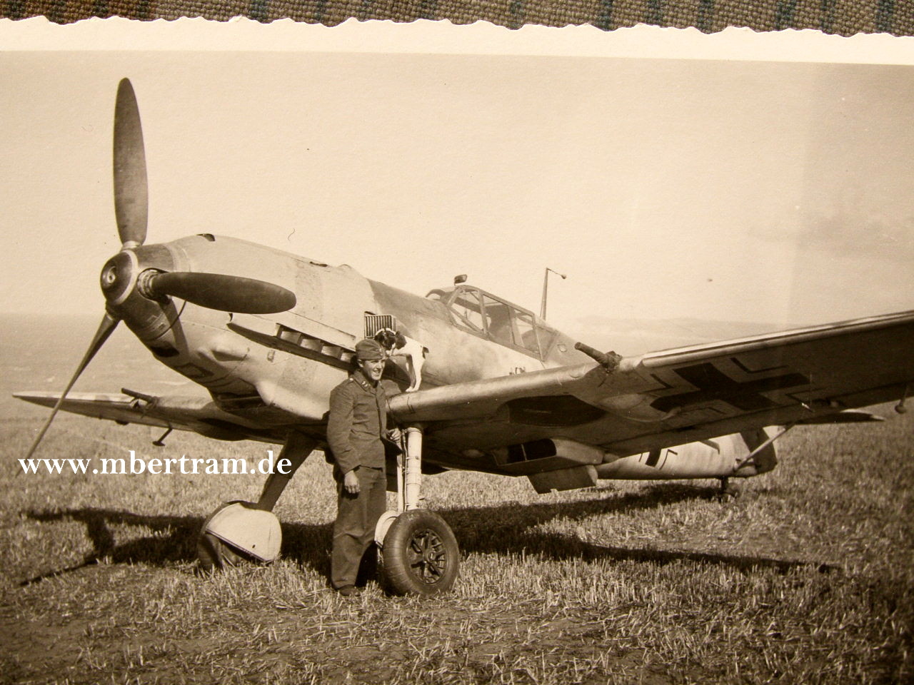 2 Fotos ME 109 auf Feldflugplatz, notgelandete ME 109