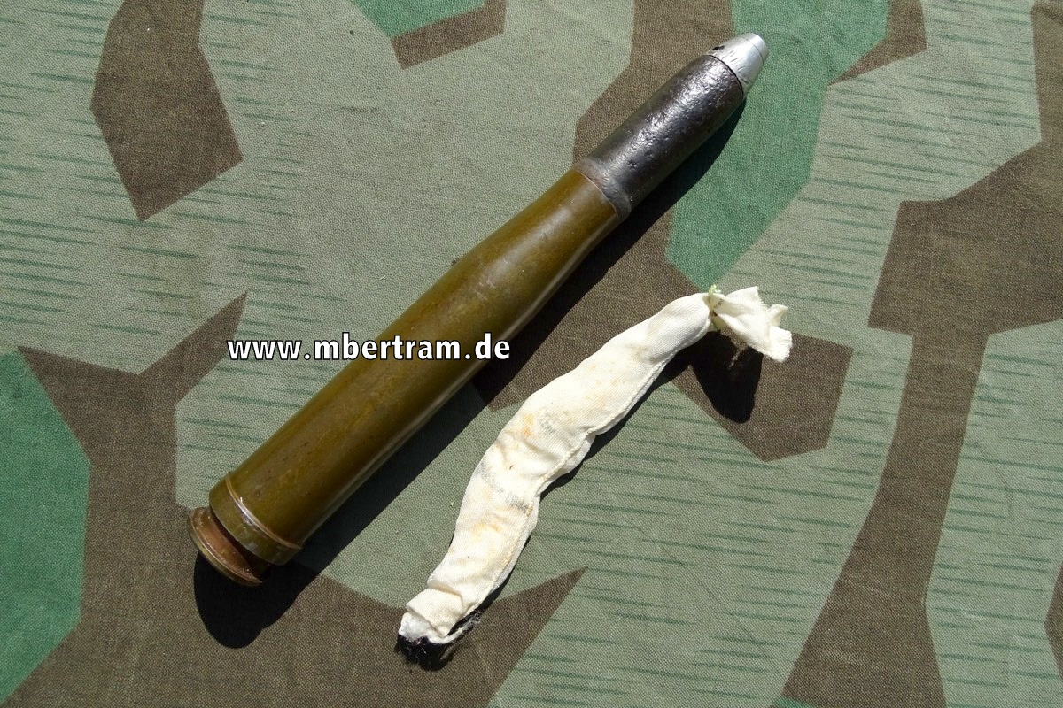 Deko-Patrone 2 cm Flak 38, lackierte Stahlhülse, Aluzünder, Ladungssäckchen