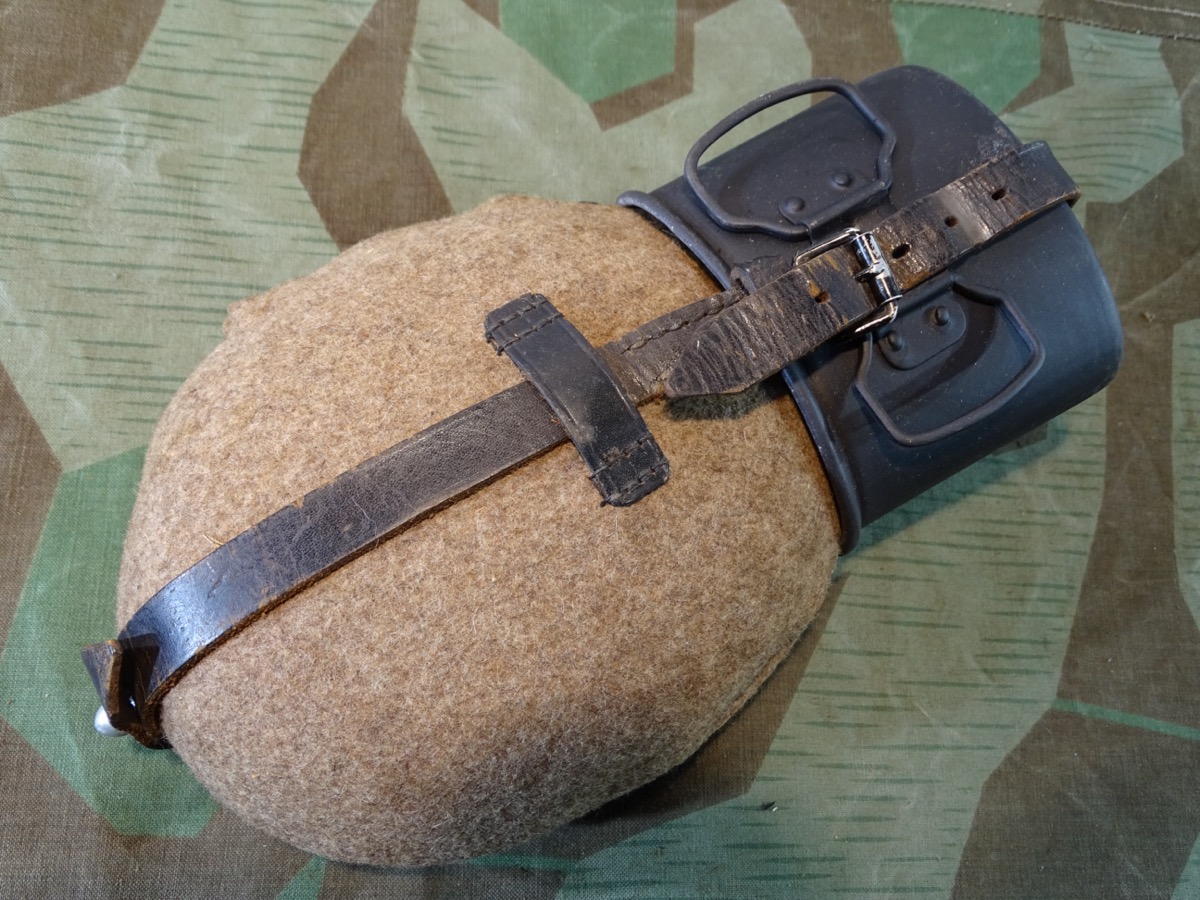 Wehrmacht, frühe Alu Feldflasche mit schwarzem Alu Trinkbecher " VAL 38/ FL & L 39" 