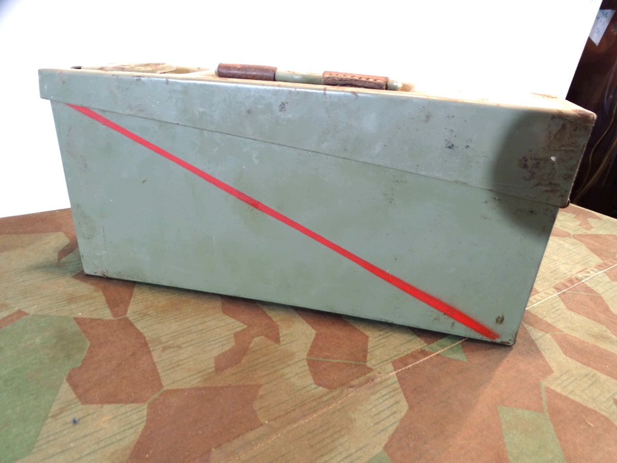 Patronenkasten für Gurtlader für MG 43/53 mit rotem Streifen