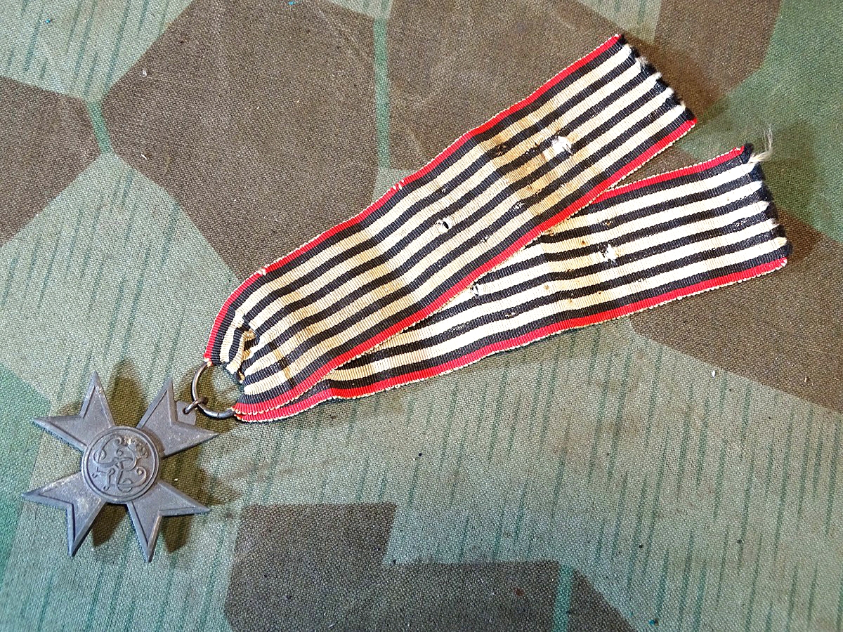 Kreuz für Kriegs Hilfsdienst Preussen an langem Originalband