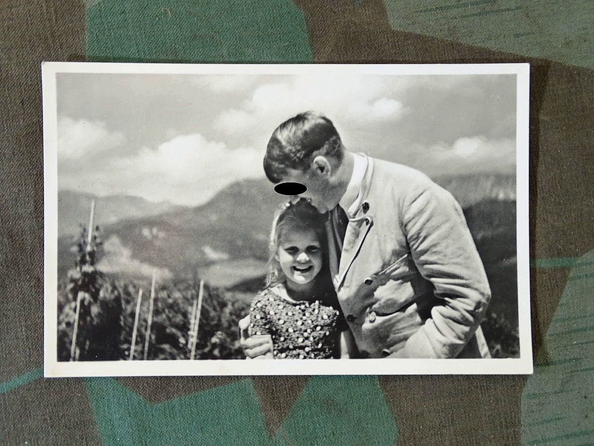 Propaganda Postkarte Hitler mit kleinem Mädel " Der Führer mit der Jugend " 