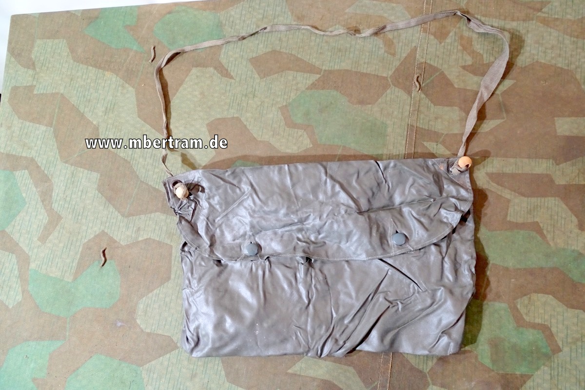 Wehrmacht Tasche für leichten Gaschutzanzug M 39, schöner Zustand. "apn"