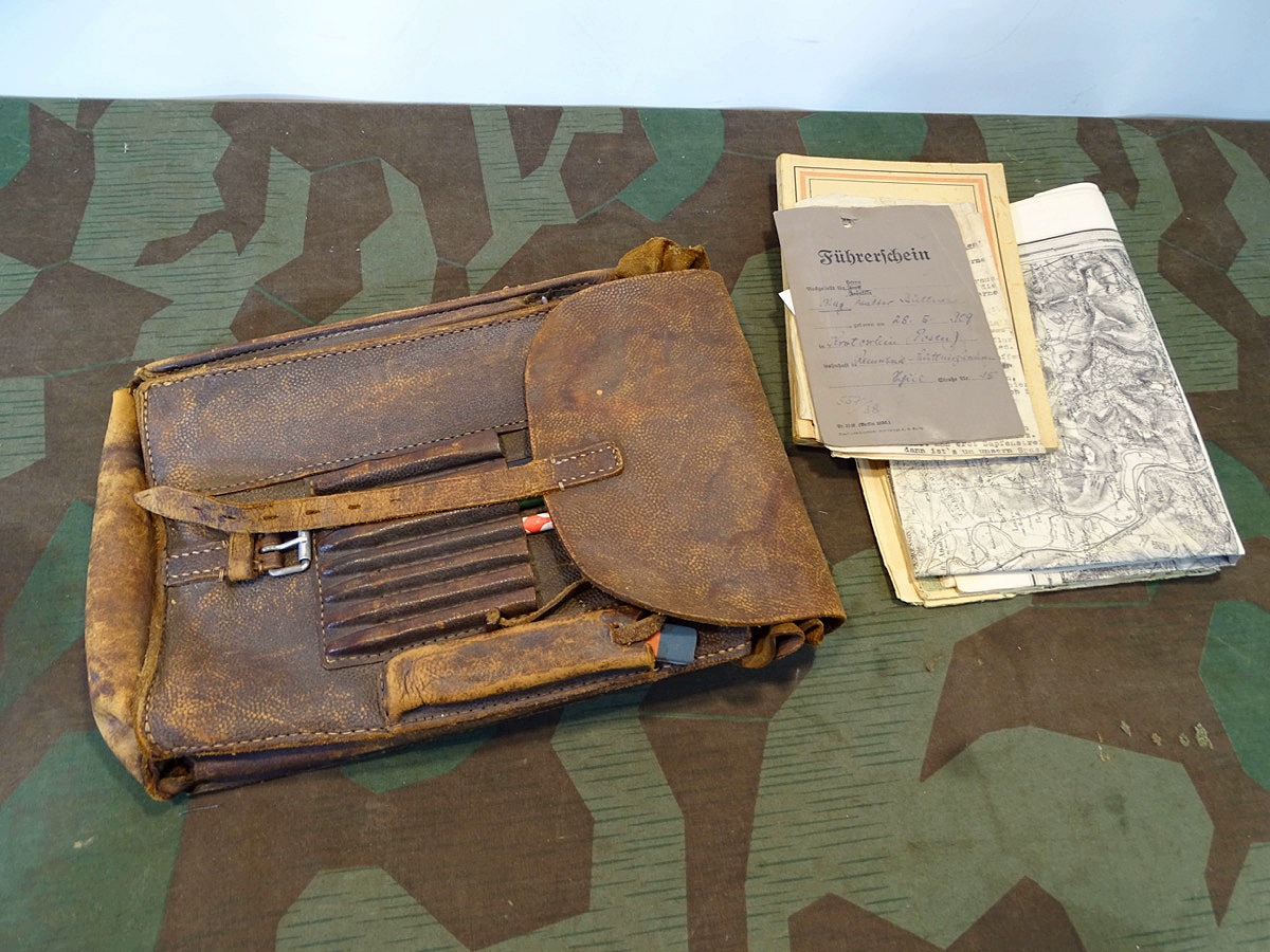 Luftwaffe/ Kriegsmarine Kartentasche, braunes Leder, frühes Stück 1940 mit Inhalt, getragen3-