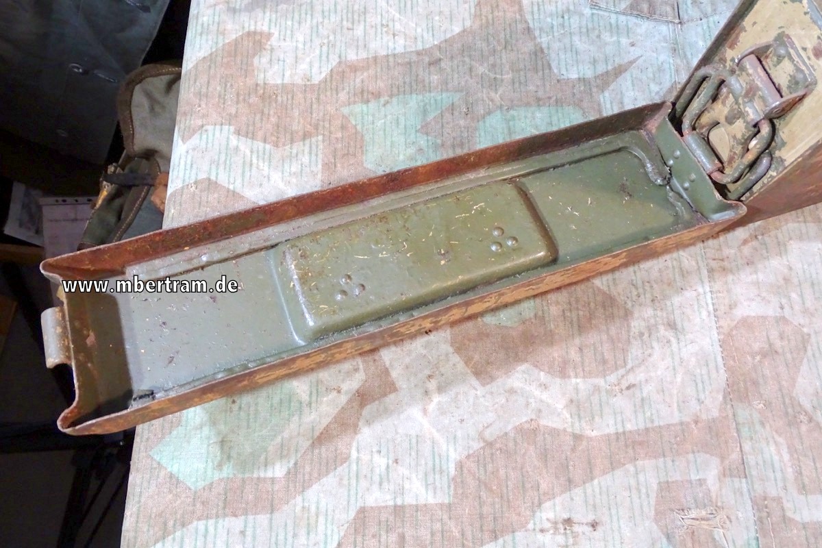 MG 34/42 Patronenkasten 41 gestempelt. Lehmgelb/ feldgrau