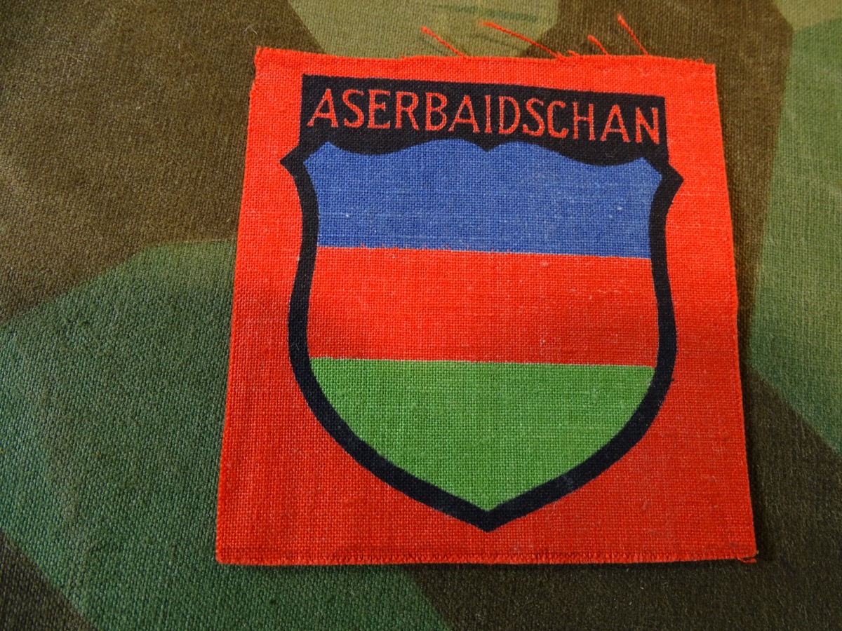 Wehrmacht Heer Ärmelschild für Freiwillige "Aserbaidschan", auf rot gedruckte Ausführung, ungetragen 
