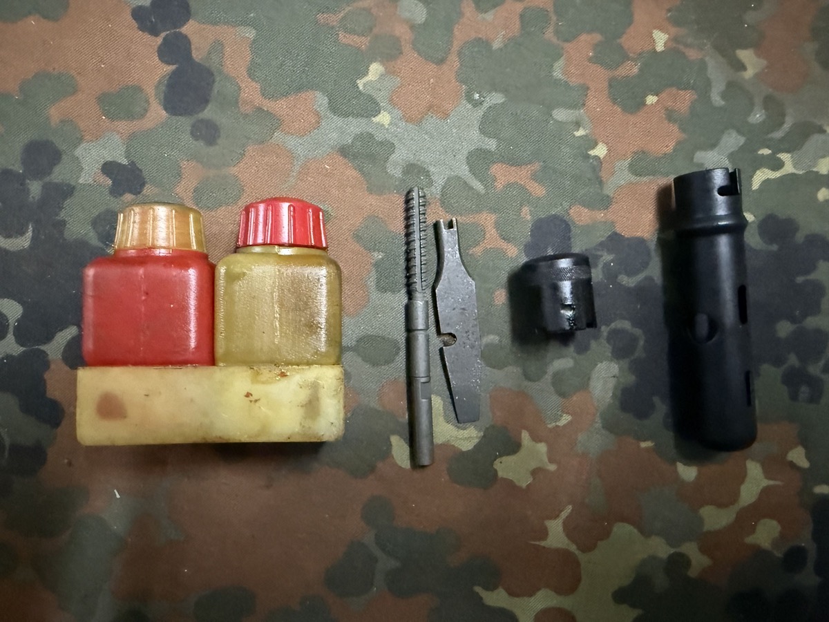 5Tlg Werkzeugsatz/ Putzzeug/ Zubehör für Kalaschnikow AK 47 Sturmgewehr