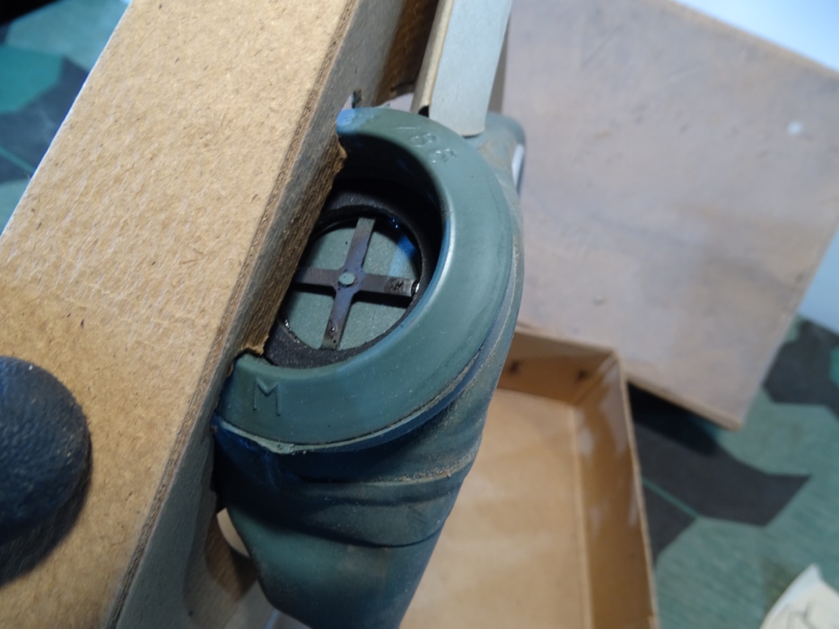 Komplette, gut erhaltene Volksgasmaske DM 40 M mit Karton, Filter, Anleitung Komplette, gut erhaltene Volksgasmaske DM 40 M mit Karton, Filter, Anleitung