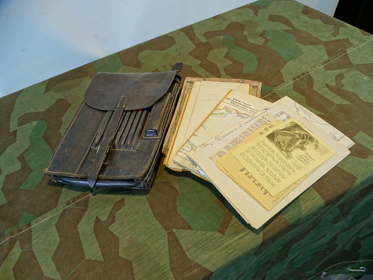 Wehrmacht, schwarze Kartentasche um 1942/43 mit RB Nummer und altem Inhalt. 