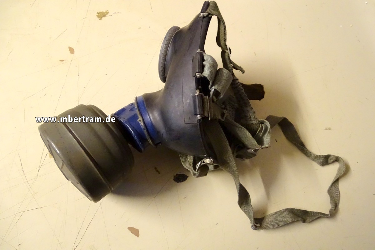WH, schwarze Gasmaske v.1944, mit gebrauchtem Filter FE 41, Augenringe feldgrau, Mundventil blau