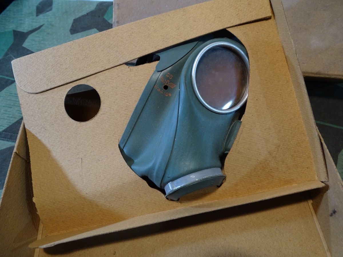 Komplette, gut erhaltene Volksgasmaske DM 40 M mit Karton, Filter, Anleitung Komplette, gut erhaltene Volksgasmaske DM 40 M mit Karton, Filter, Anleitung