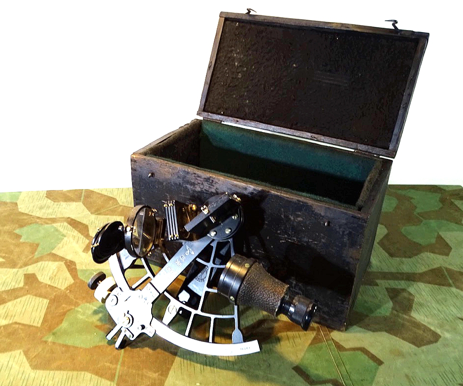 Sextant der Kriegsmarine mit großem Reichsadler C. Plath Hamburg,  gepolsterte Transportbox