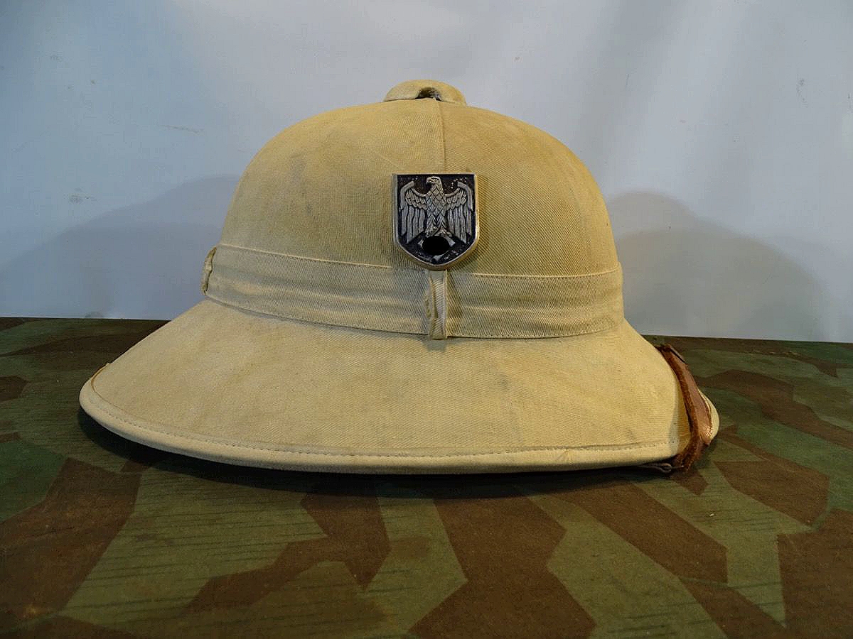 Französicher Tropenhelm aus Vorkriegszeit, genutzt als Beutehelm bei der Kriegsmarine/ Afrika Korps Französicher Tropenhelm aus Vorkriegszeit, genutzt als Beutehelm bei der Kriegsmarine/ Afrika Korps