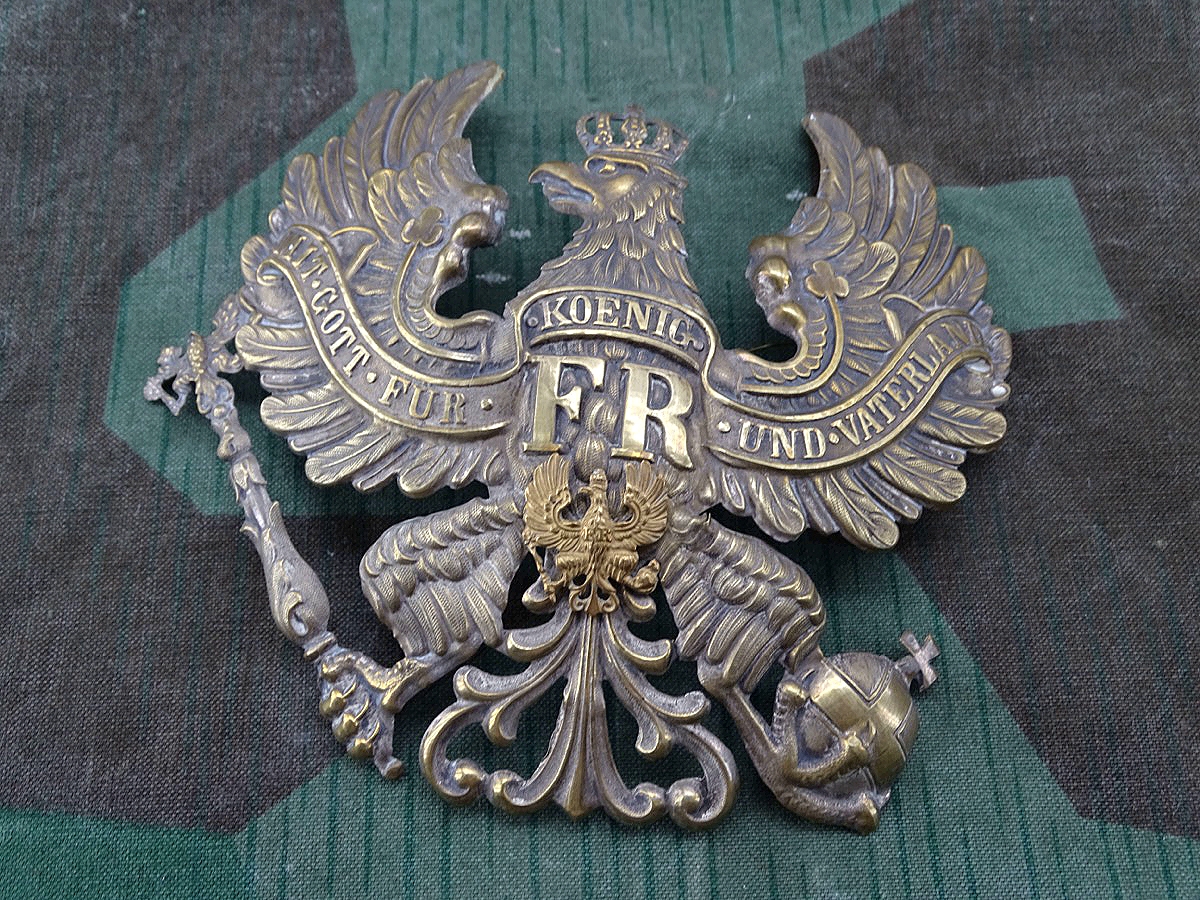 Helmadler für eine preussische Pickelhaube mit aufgelegtem kleinen Adler für Militärbeamte, Original ? 