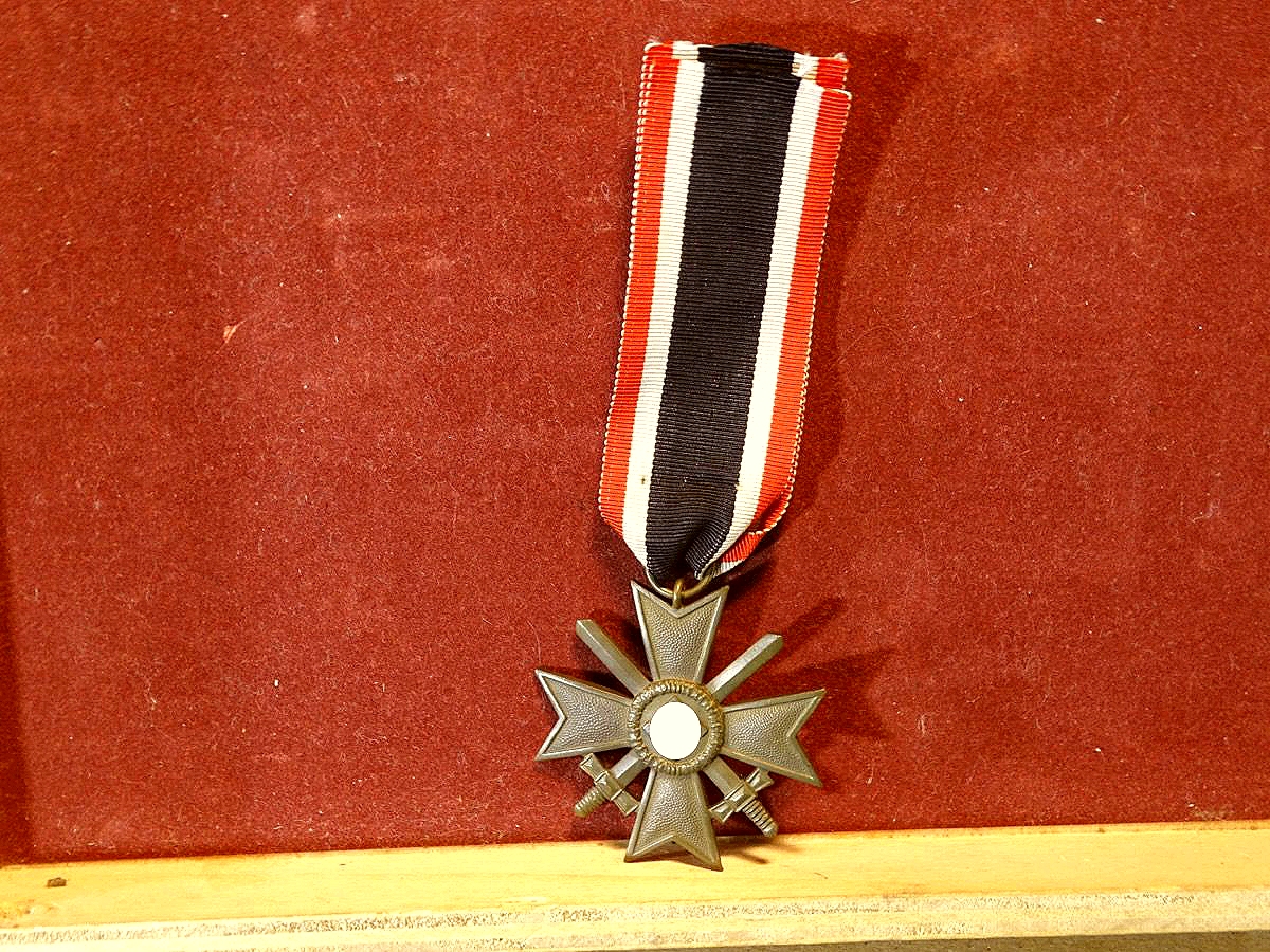 Kriegsverdienstkreuz 1939 mit Schwertern, Buntmetall, o. Hst. Mit Bandabschnitt