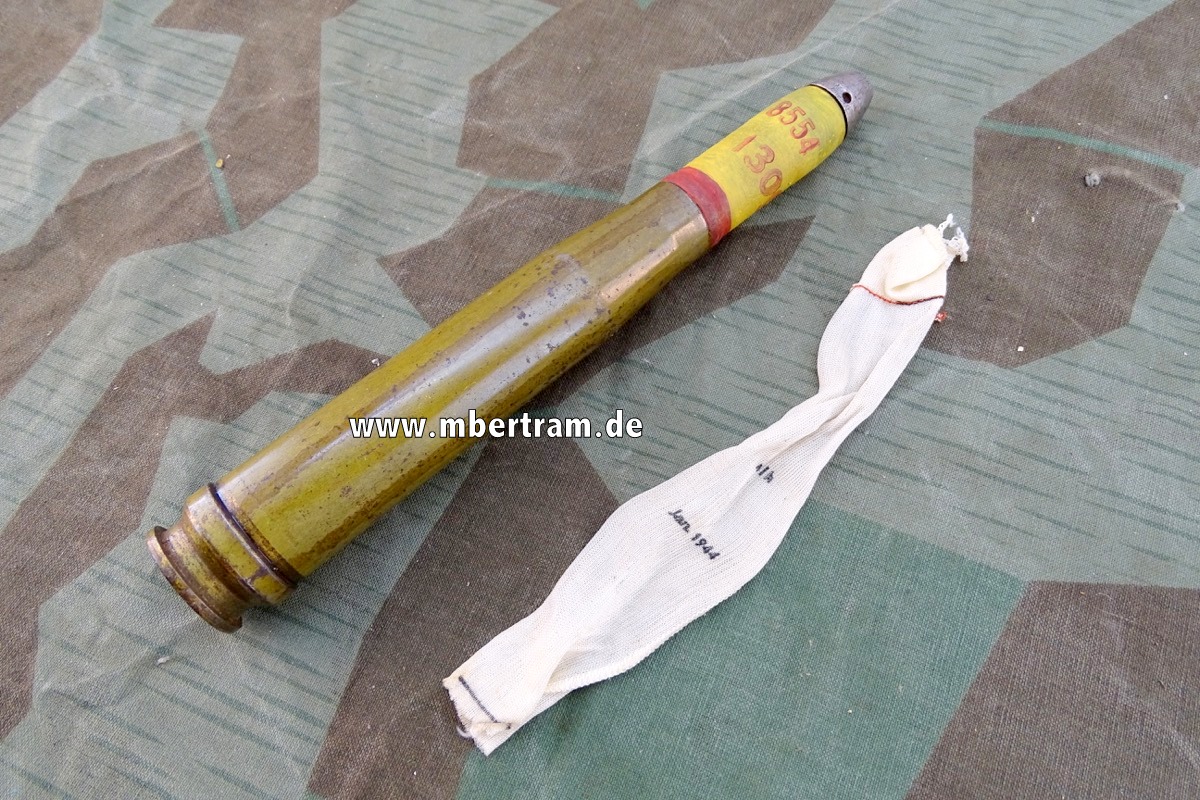 Deko-Patrone 2 cm Flak 38, lackierte Stahlhülse, Eisenzünder, Ladungssäckchen 1944