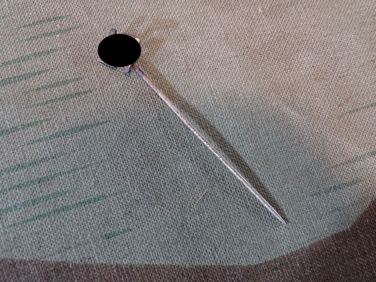 NS Sympathisanten Anstecker, kleines HK an langer Nadel, Buntmetall, versilbert. 