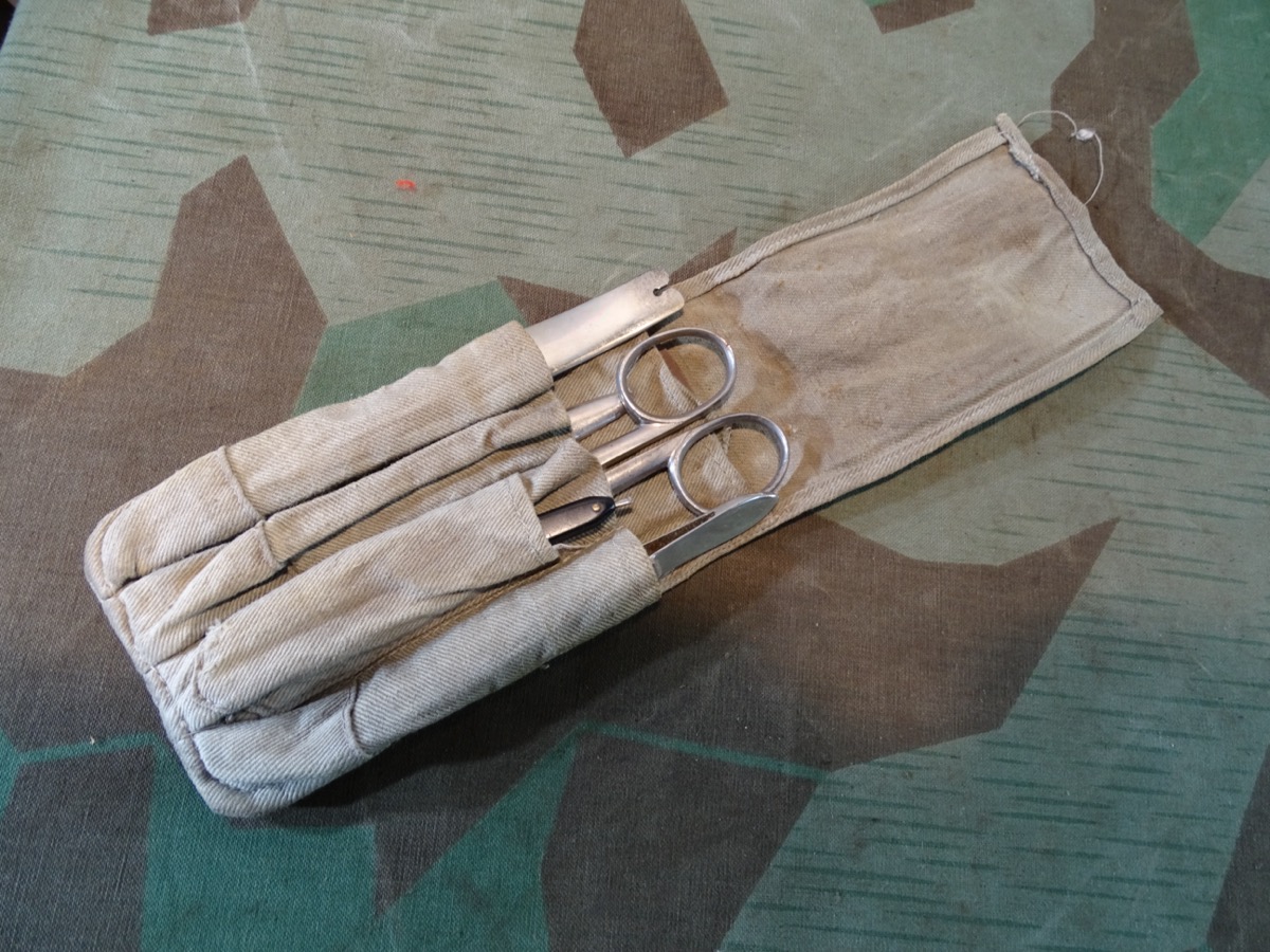 Kleines 5 - teiliges Arztbesteck mit Stoff Tasche,  Wehrmacht. 