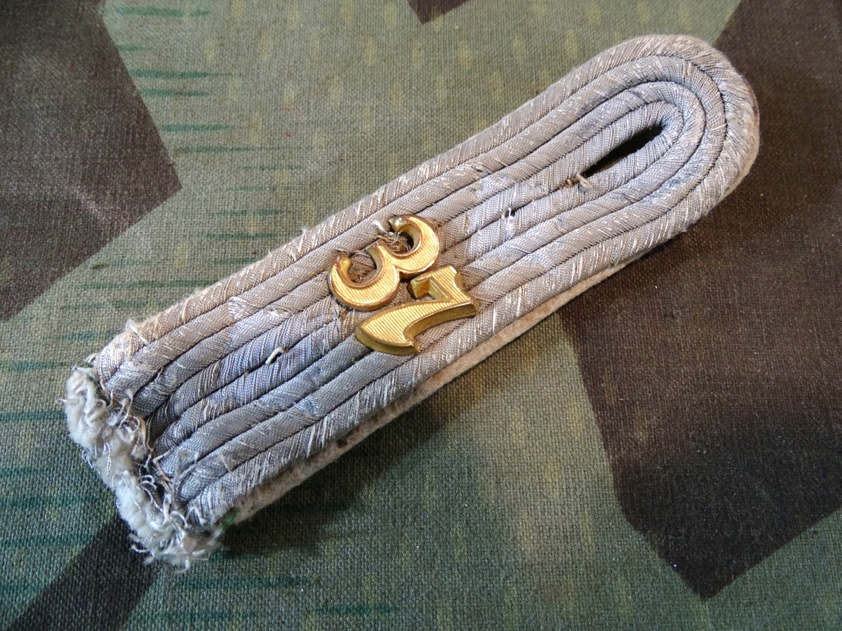 Wehrmachts Schulterklappe Leutnant Infanterie Rgt. 37 zum einnähen. 