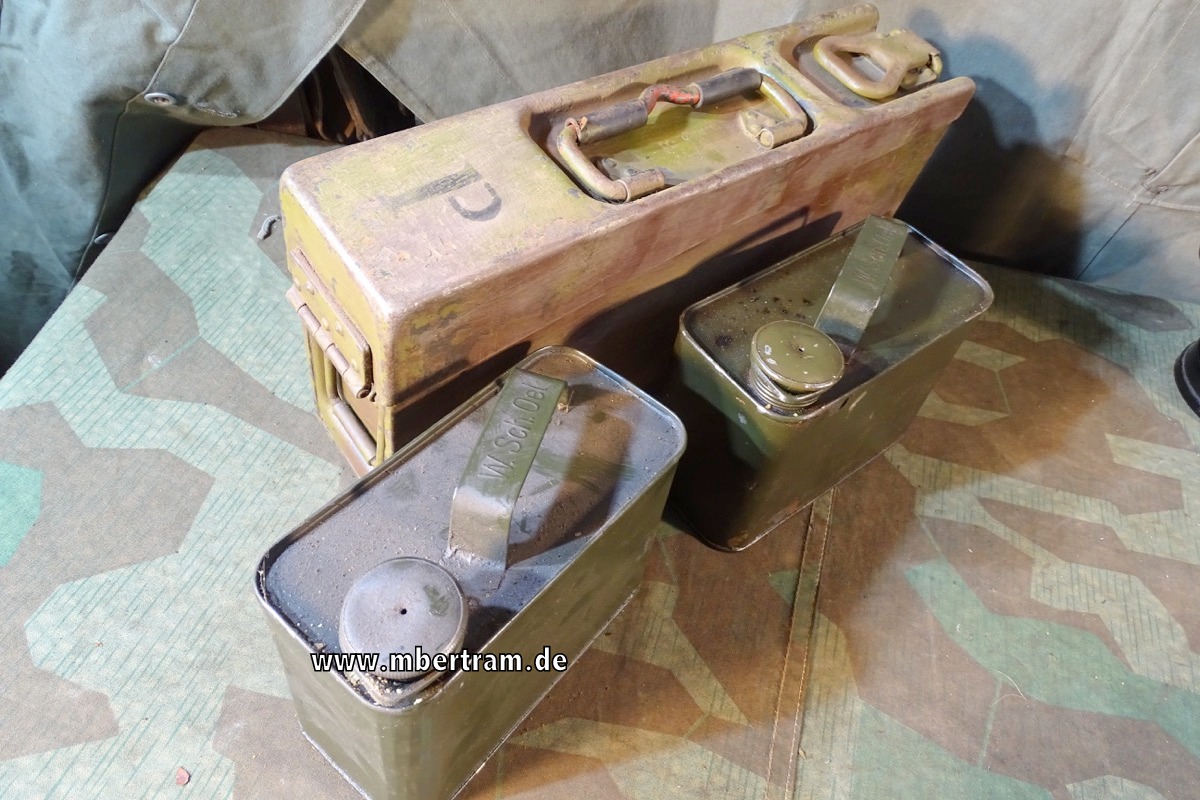 MG 34/42 Waffenmeister Patronenkasten 34 "P"  mit 2 Waffenölkanistern.