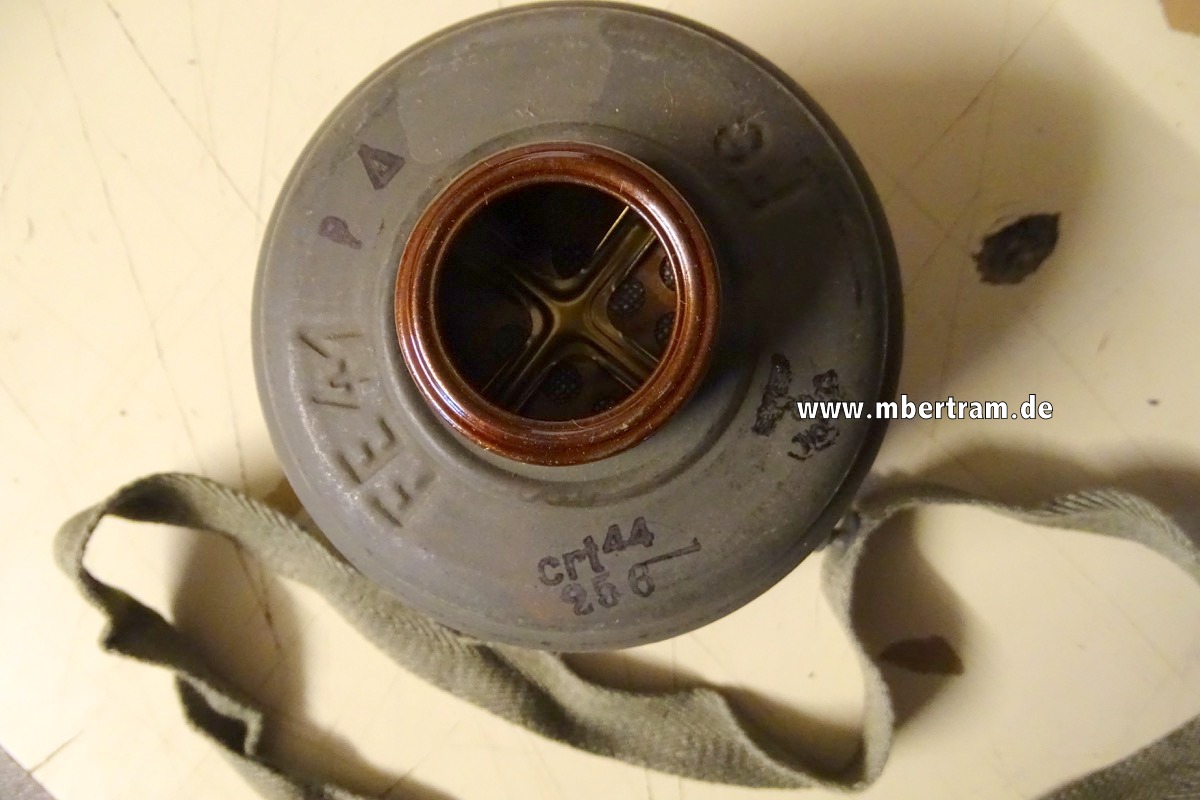 WH, schwarze Gasmaske v.1944, mit gebrauchtem Filter FE 41, Augenringe feldgrau, Mundventil blau