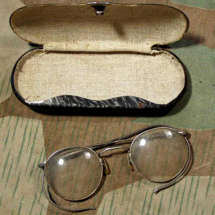 Typische Soldatenbrille, runde Gläser
